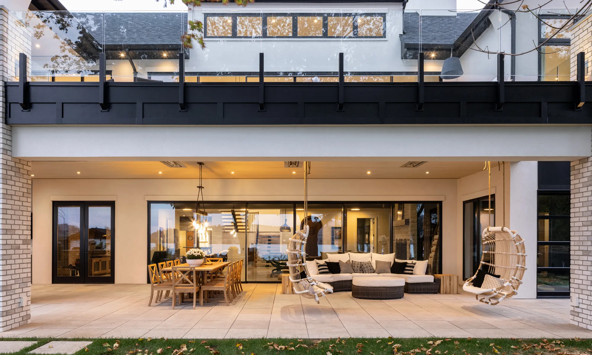 modern home with outdoor lihgting fixtures and a green lawn