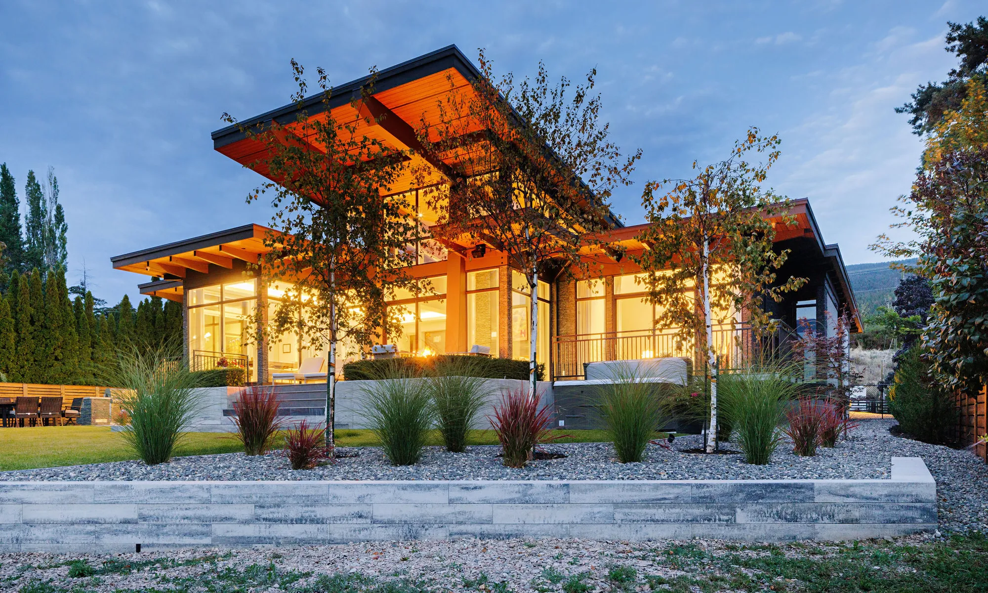 retaining wall modern home dark